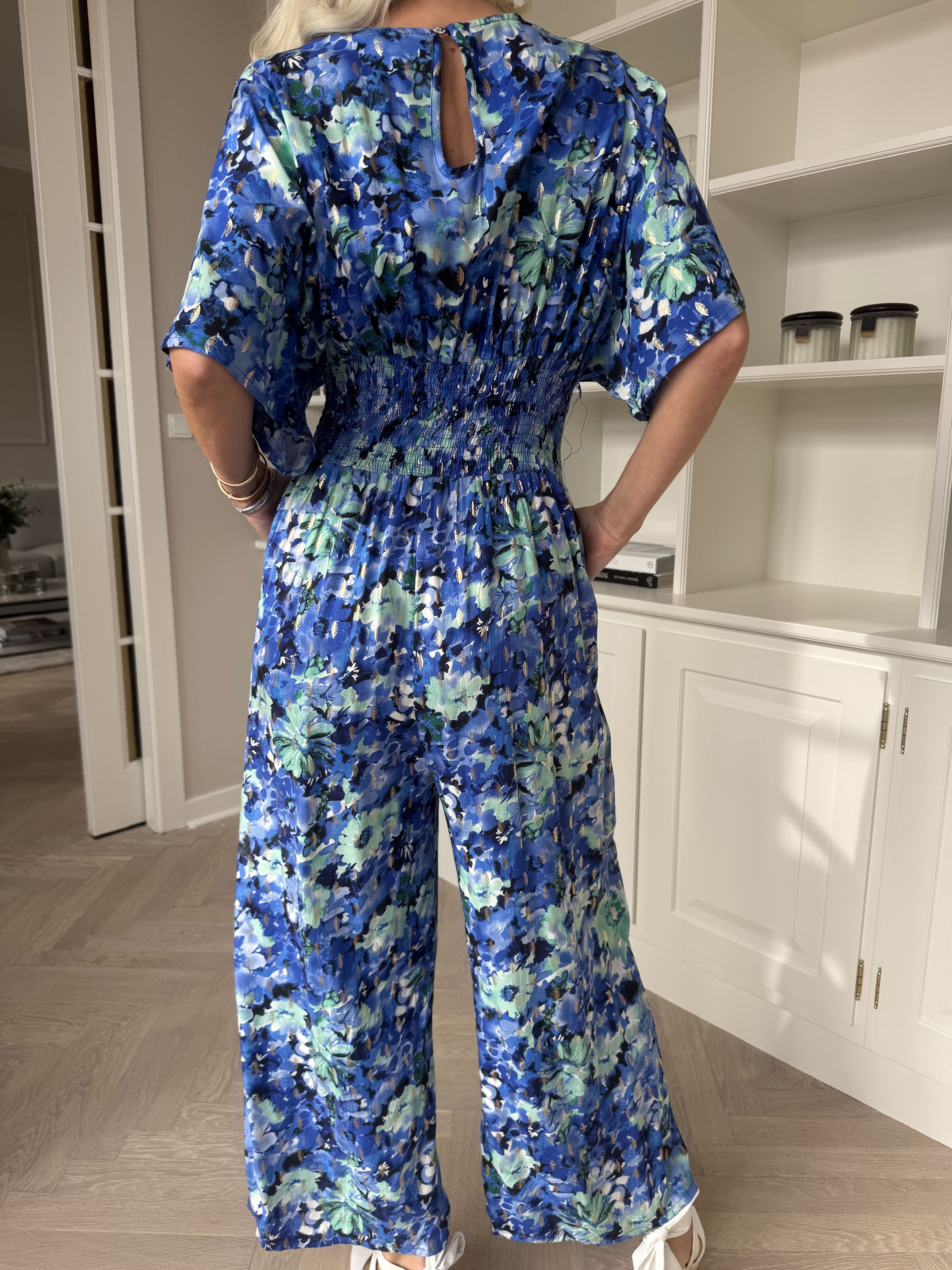 Malaika - Byxdress med blommigt tryck och gulddetaljer
